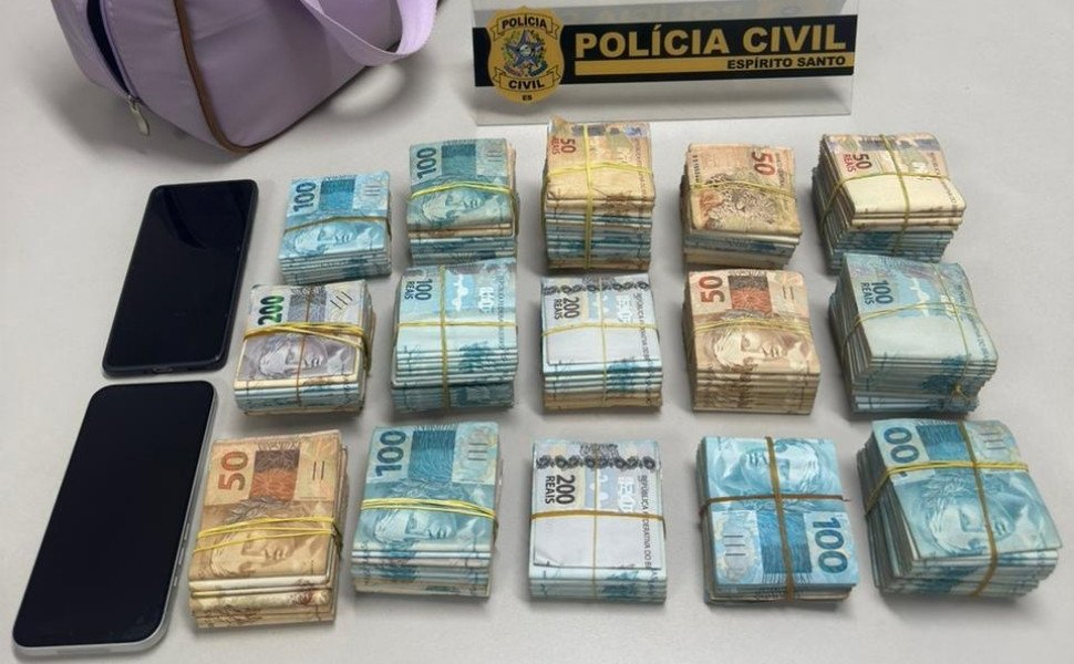 Foto:
                Divulga&ccedil;&atilde;o/PCES
              
            
          
        
  

  

  


			A Pol&iacute;cia Civil apreendeu R$ 200 mil que estavam sendo transportados em um ve&iacute;culo na BR-101. A ap