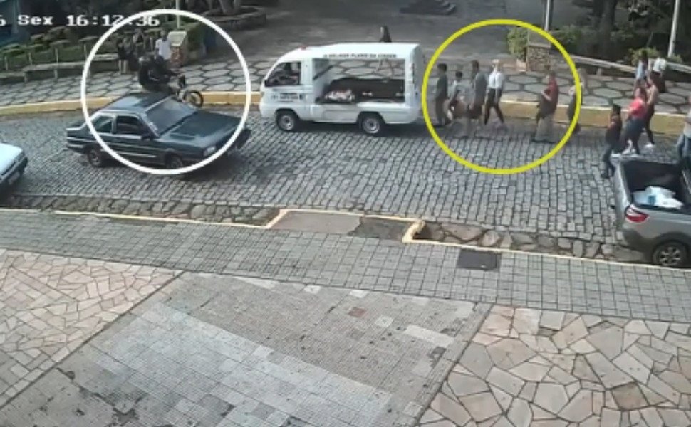 Foto:
                Reprodu&ccedil;&atilde;o / Band
              
            
          
        
  

  

  


			
        Uma mulher de 27 anos foi baleada durante o cortejo do corpo da m&atilde;e dela em frente a um