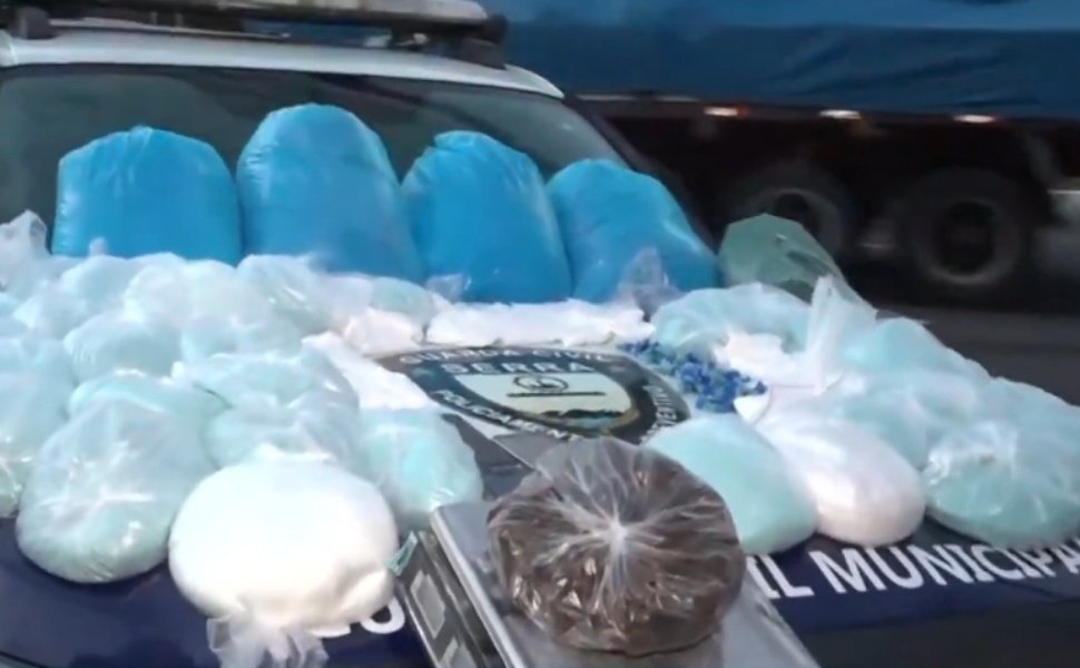 Foto:
                Reprodu&ccedil;&atilde;o/TV Tribuna/Band
              
            
          
        
  

  

  


			A Guarda Municipal da Serra apreendeu cerca de 70 quilos de drogas nesta quarta-feira (