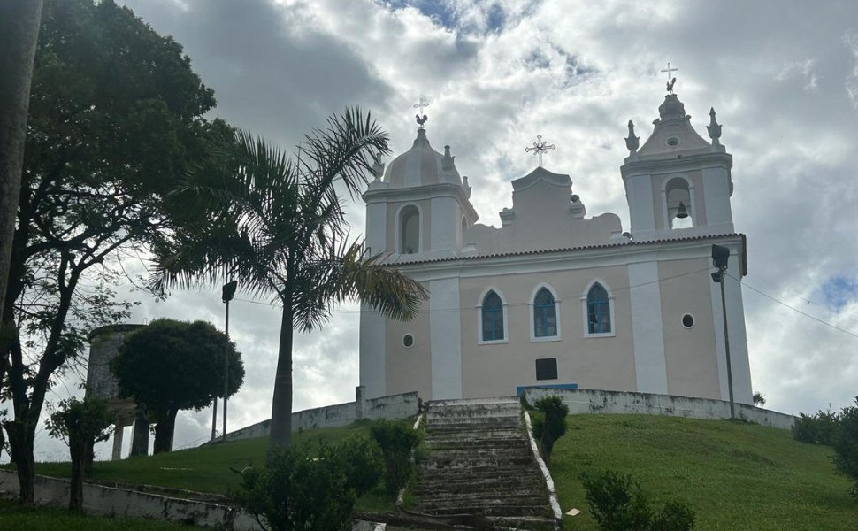 Foto:
                Kamila Rangel
              
            
          
        
  

  

  


			Inc&ecirc;ndio misterioso, torres diferentes e at&eacute; relatos de ca&ccedil;a ao tesouro fazem parte do roteiro de f&eacute;