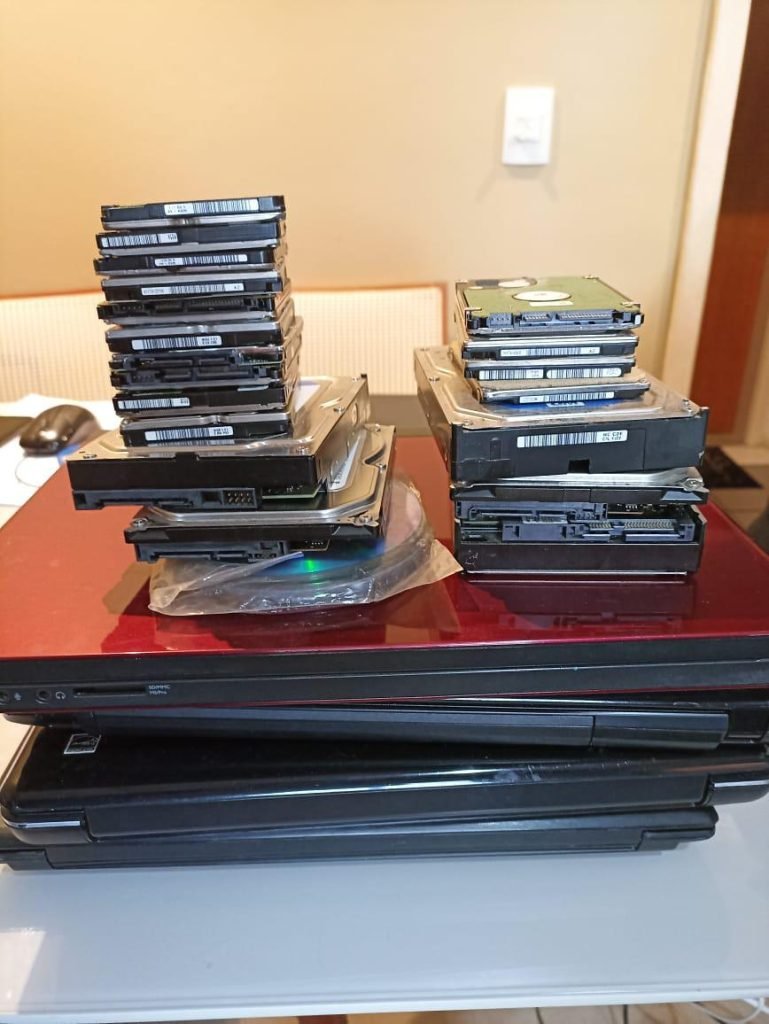 Foto: Divulga&ccedil;&atilde;o PF/ES
A investiga&ccedil;&atilde;o continua para comprovar se houve compartilhamento desse material, crime cuja pena varia de 3 a 6 anos e multa.