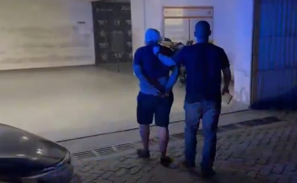 Foto:
                Reprodu&ccedil;&atilde;o
              
            
          
        
  

  

  


			Um homem de 27 anos estuprou a ex-namorada, matou o filho dela de 11 anos e tentou matar a av&oacute; da crian