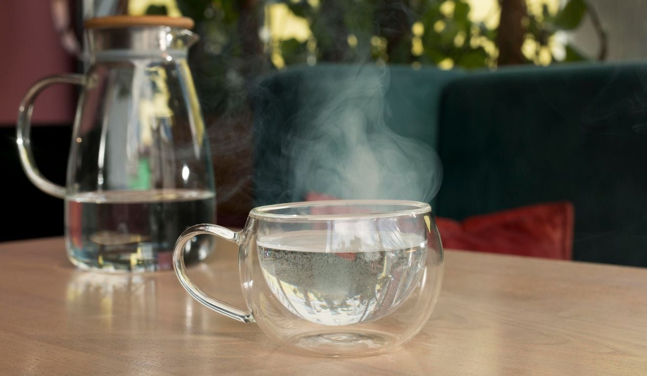 &Aacute;gua quente &eacute; a nova bebida da moda no TikTok. H&aacute; benef&iacute;cios nessa tend&ecirc;ncia?