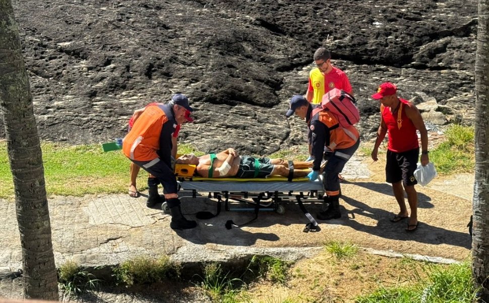 Guarda-corpo cede e idoso cai de mirante na Praia dos Namorados, em Guarapari