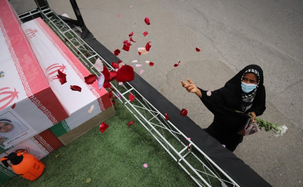 Ataque a escola de meninas no Ir&atilde; exp&otilde;e horrores da guerra