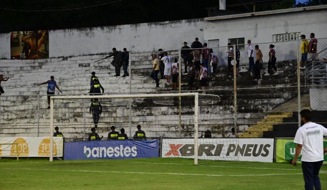 Confus&atilde;o envolvendo torcedores e PM na arquibancada ap&oacute;s o jogo. Foto: Thiago Soares/Folha Vit&oacute;ria