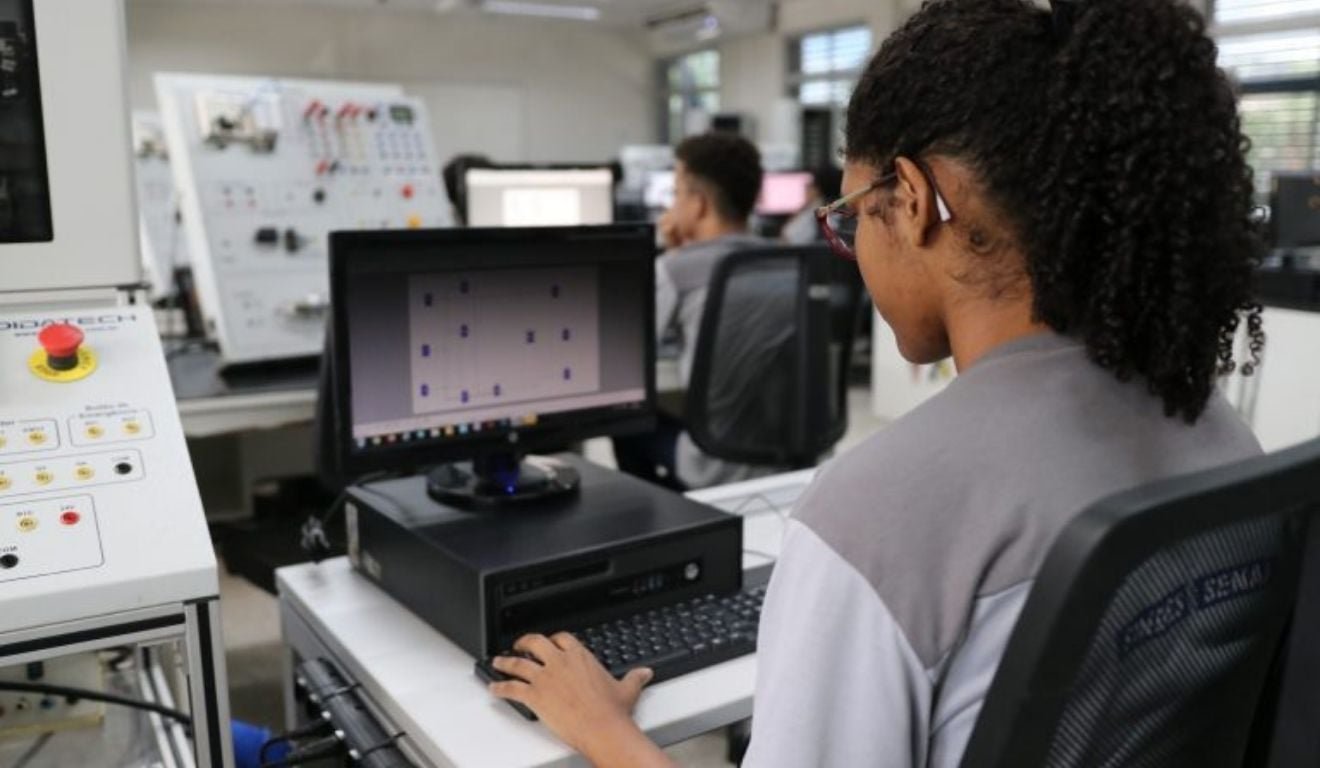 De gra&ccedil;a: 1,5 mil vagas em cursos de IA e tecnologia s&oacute; para mulheres