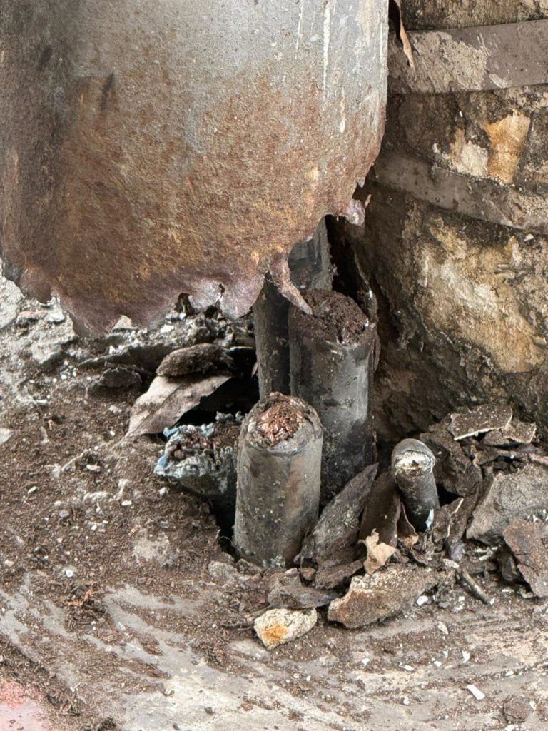 Suspeitos com uniforme semelhante ao da EDP furtam cabos e deixam pr&eacute;dio sem luz em Vit&oacute;ria