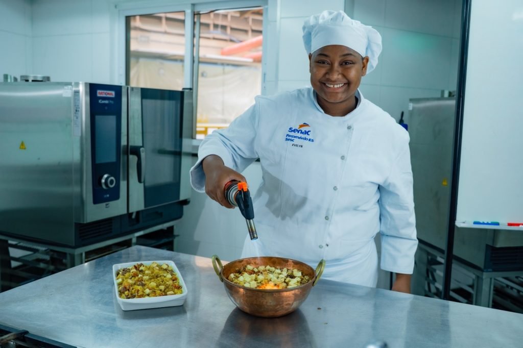 Senac-ES abre inscri&ccedil;&otilde;es para o Programa Jovem Chef 2026 e amplia oportunidades gratuitas em Gastronomia
