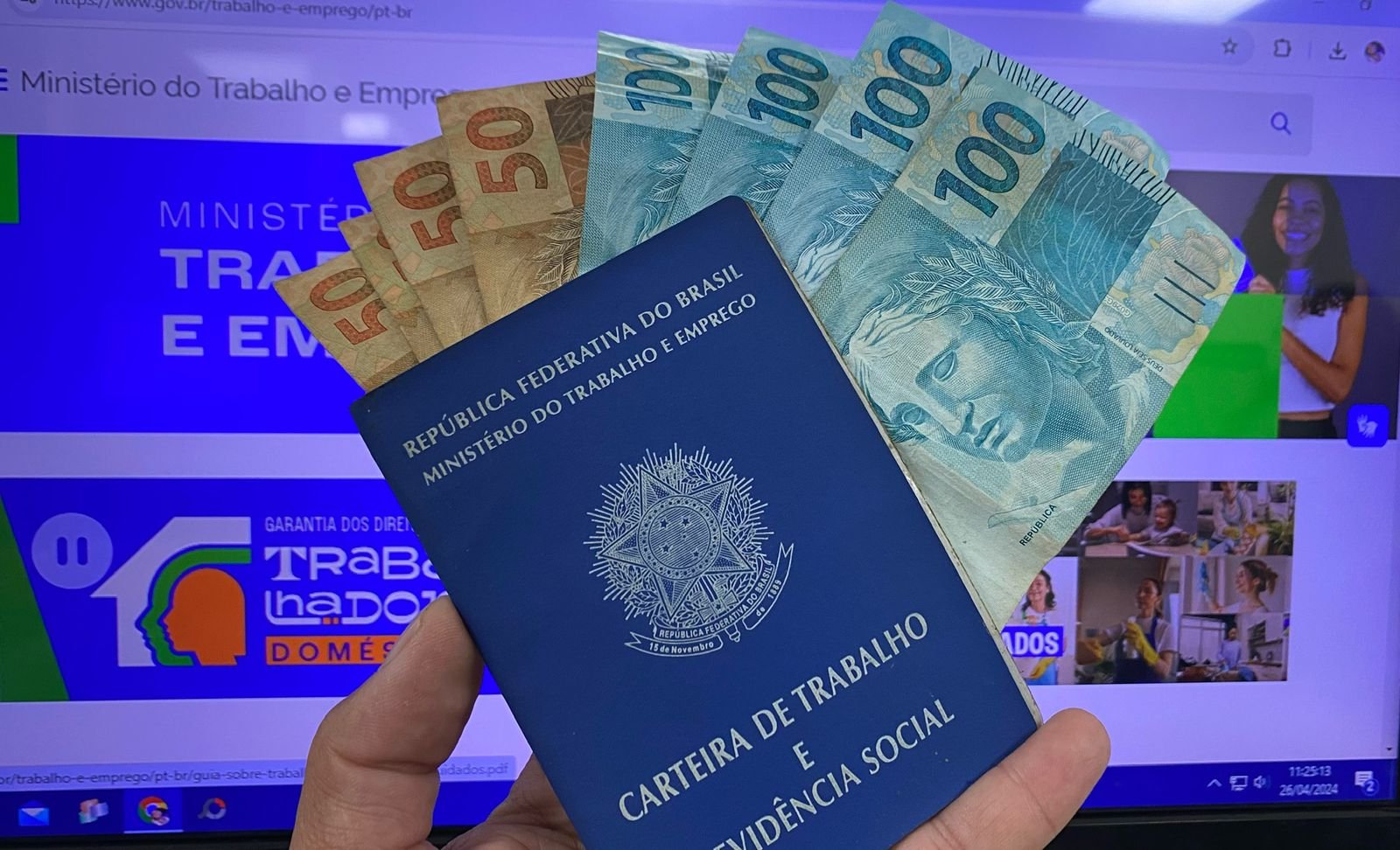 Abono: Caixa paga mais de R$ 2,2 bilh&otilde;es a trabalhadores; saiba quem tem direito