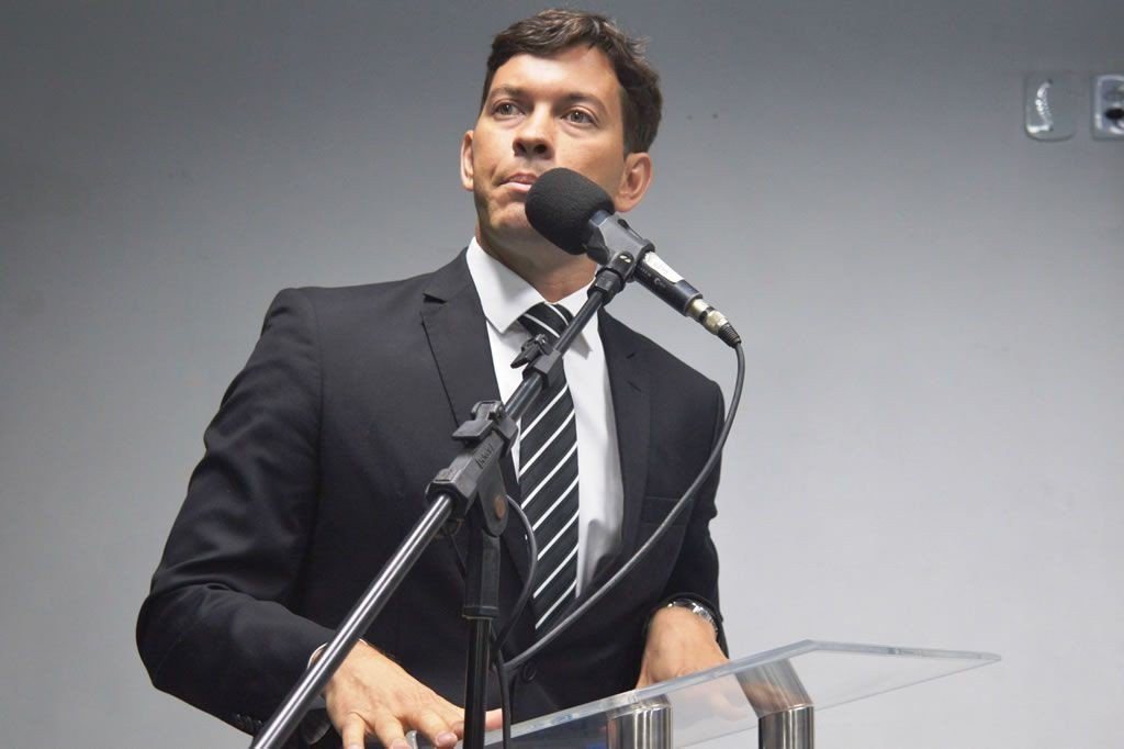 Arnaldinho recua e anuncia perman&ecirc;ncia na Prefeitura de Vila Velha