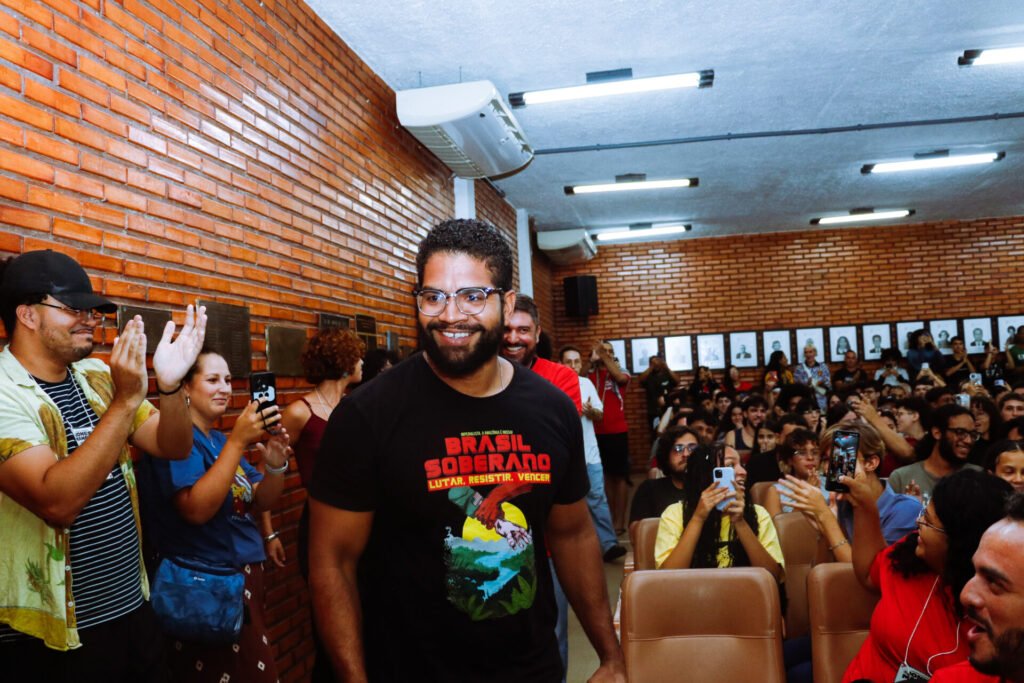 Nos embalos de Jones Manoel