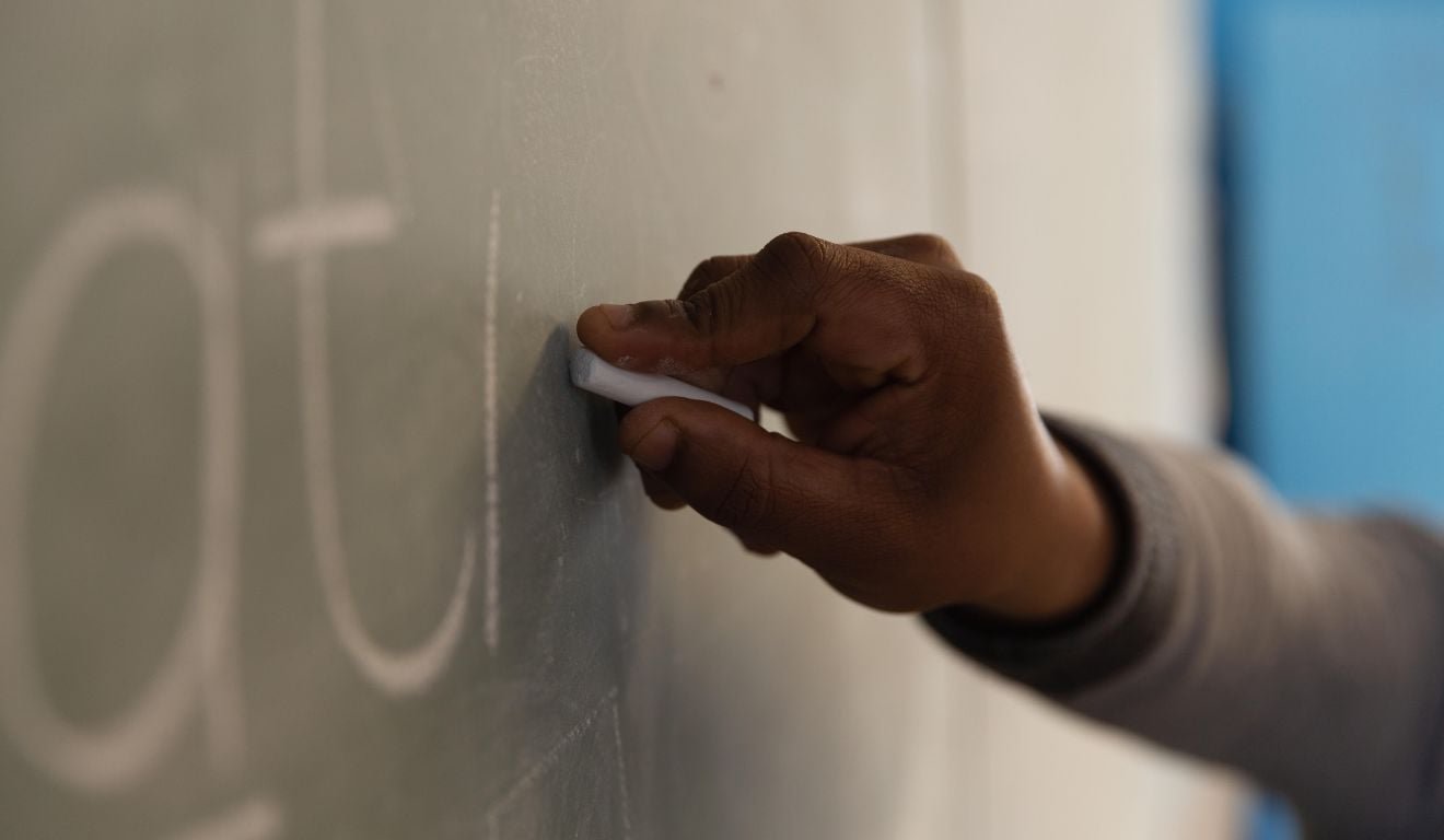 Guarapari abre processo seletivo para educa&ccedil;&atilde;o; sal&aacute;rio chega a R$ 3,5 mil