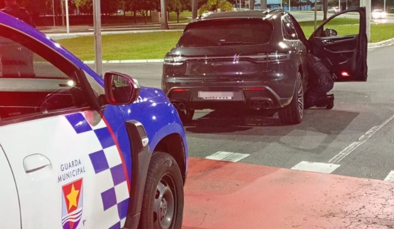 Motorista de Porsche &eacute; preso por dirigir embriagado no Centro de Vit&oacute;ria
