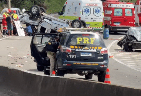 Carretas pegam fogo ap&oacute;s acidente e interditam BR-101