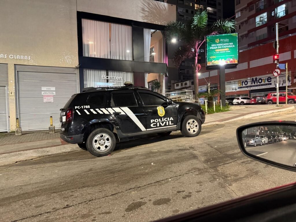 O que fazem viaturas em frente aos pr&eacute;dios da orla de Vila Velha?