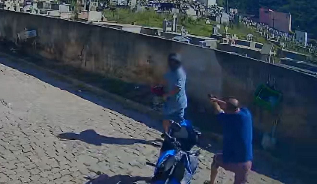 Pai de atirador &eacute; preso e filho est&aacute; foragido: v&iacute;deo mostra o ataque a tiros