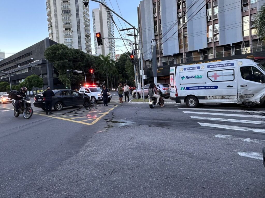 Batida entre carro e ambul&acirc;ncia trava tr&acirc;nsito em Vit&oacute;ria