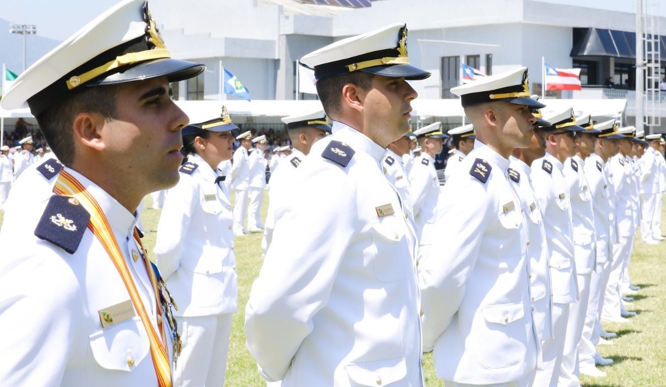 Marinha abre concurso com sal&aacute;rio de quase R$ 10 mil para diversas &aacute;reas