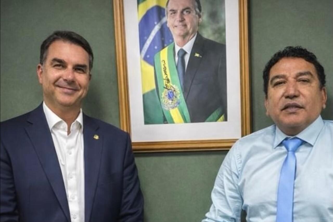 Extrema direita tenta minimizar danos de den&uacute;ncia contra Fl&aacute;vio Bolsonaro