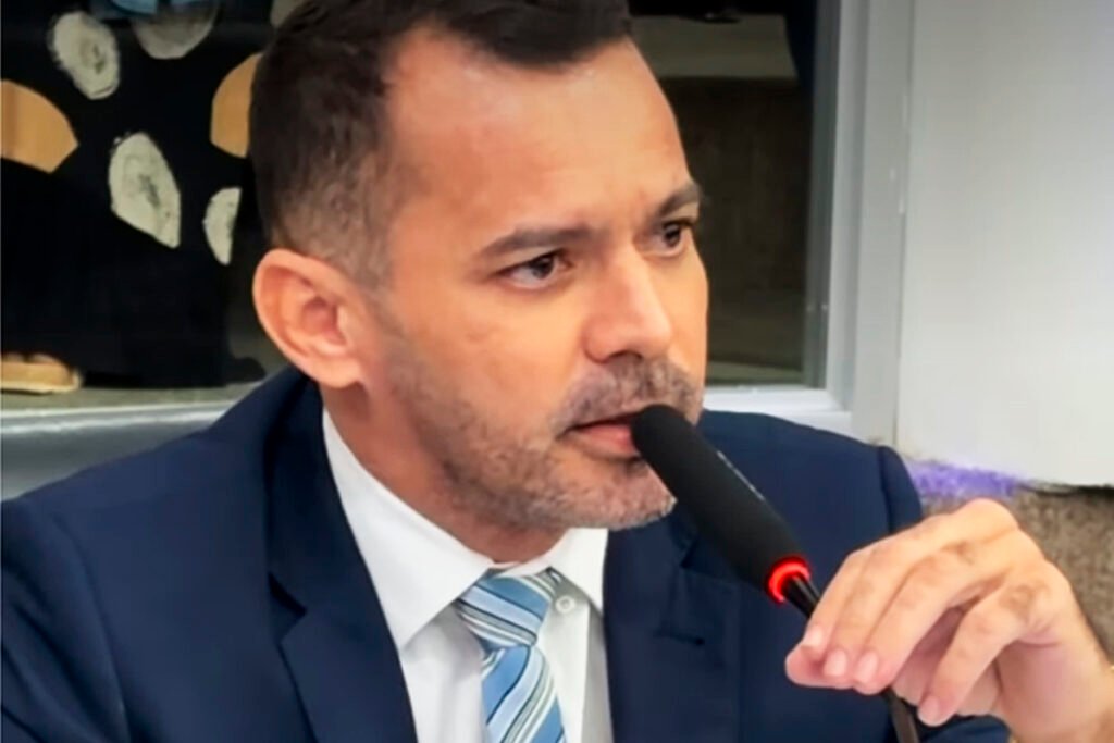 Embates e &lsquo;abra&ccedil;o&rsquo; da base marcam retorno de vereador da Serra