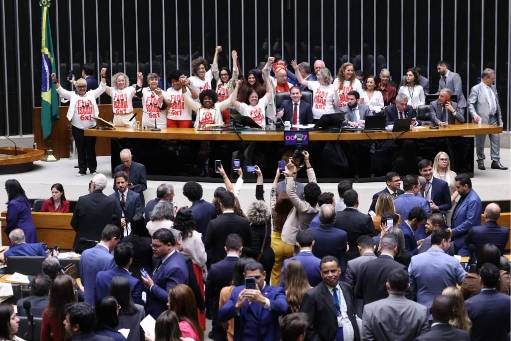 Fim da escala 6&times;1 &eacute; aprovado ap&oacute;s recuos e alinhamento da bancada capixaba