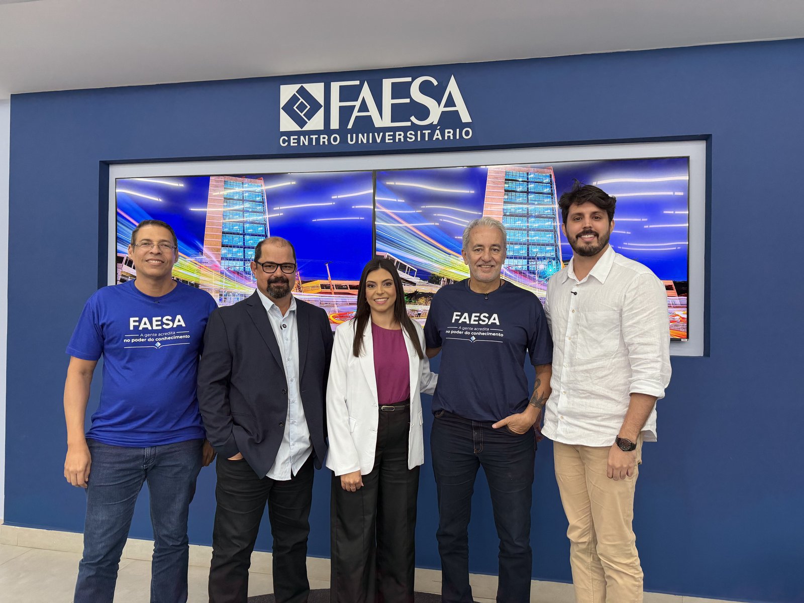 Professores da FAESA com a apresentadora Patr&iacute;cia Scalzer nos bastidores da mesa-redonda do Pensar e Agir. Foto: Bruna de Holanda.