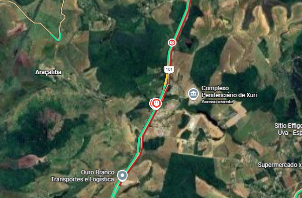 Carreta fica atravessada na pista ap&oacute;s acidente e interdita BR-101 no ES