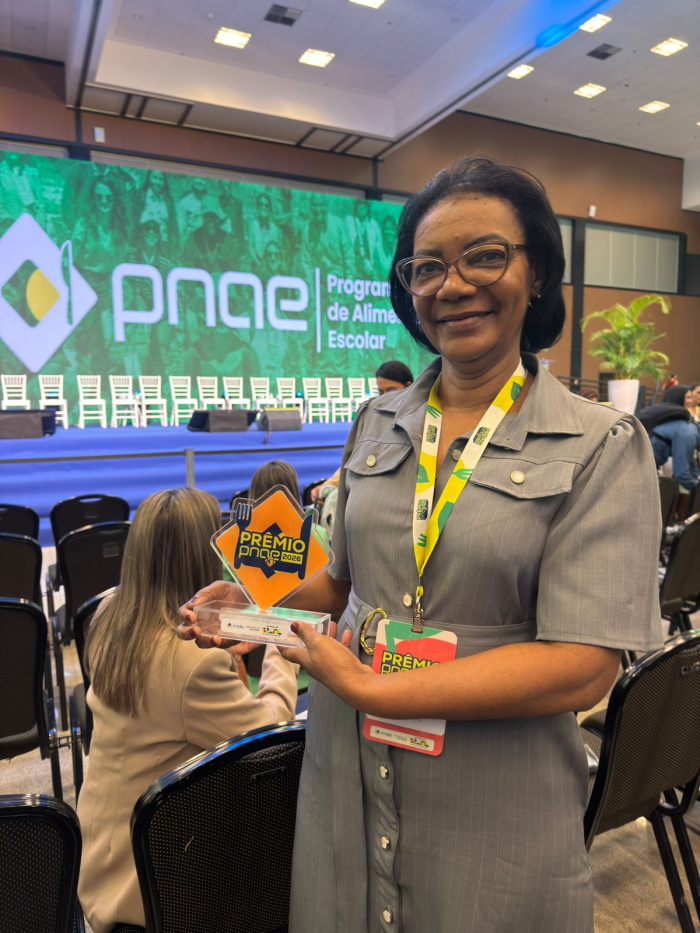 Merendeira da rede de ensino de Vit&oacute;ria recebe premia&ccedil;&atilde;o em Bras&iacute;lia por receita escolar