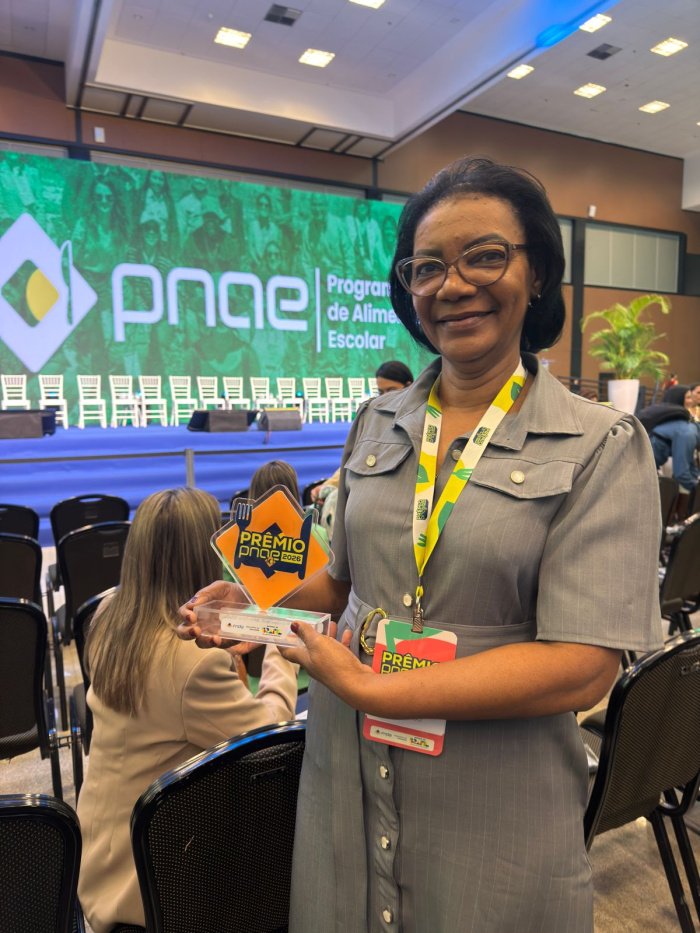 Merendeira da rede de ensino de Vit&oacute;ria recebe premia&ccedil;&atilde;o em Bras&iacute;lia por receita escolar