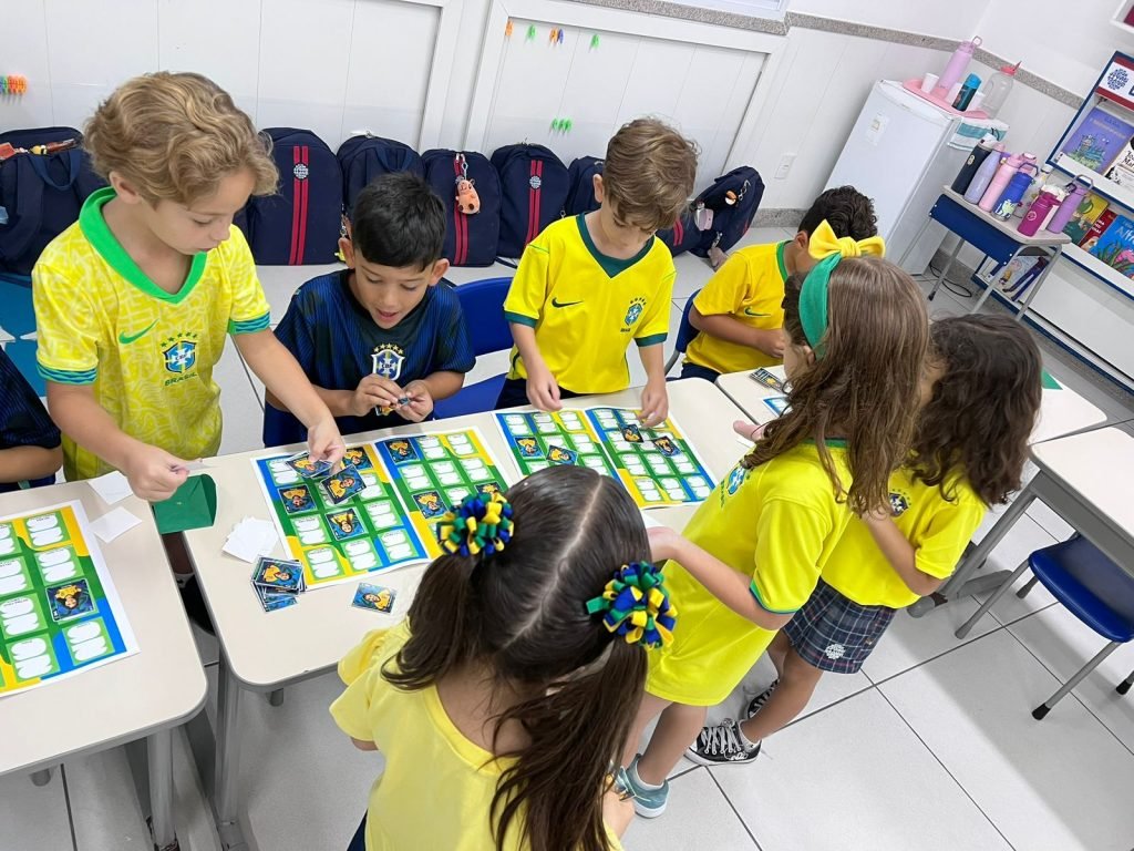 Professora cria &aacute;lbum de figurinhas para ensinar matem&aacute;tica