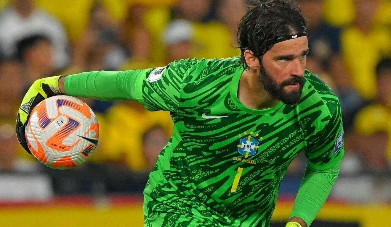 Por que o rosto do goleiro Alisson fica vermelho? Dermatologista explica