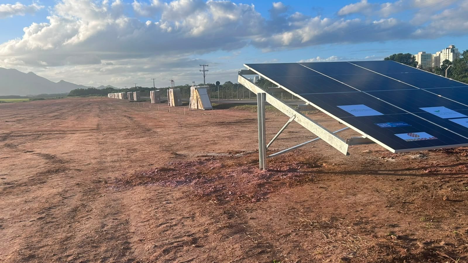 Painel e &aacute;rea onde ficar&aacute; uma das usinas solares: Aeroporto de Vit&oacute;ria vai instalar 8 mil pain&eacute;is para gerar energia limpa. Cr&eacute;dito: Edu Kopernick