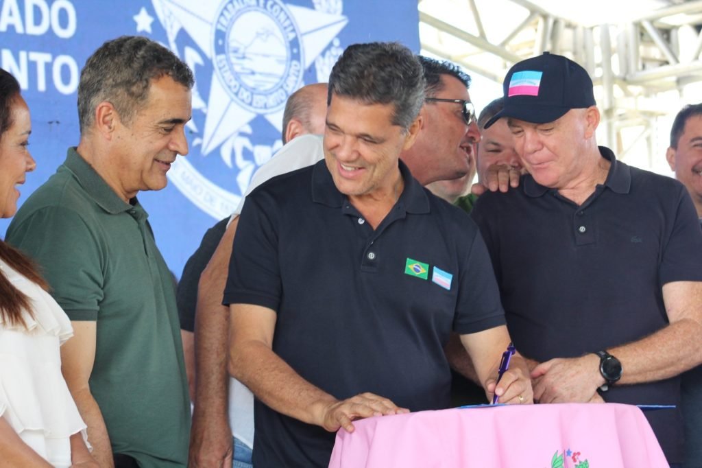 Governador inaugura trecho da ES-230 em Vila Val&eacute;rio e anuncia novos investimentos para Jaguar&eacute;
