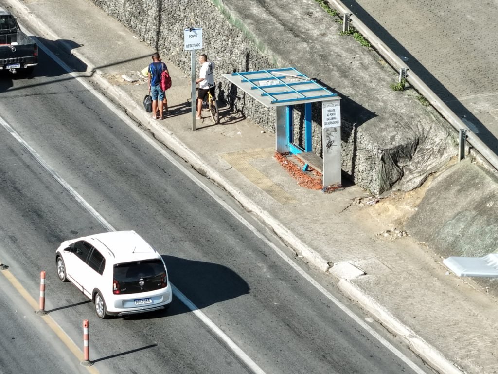 Obras na Avenida M&aacute;rio Gurgel mudam pontos de &ocirc;nibus em Cariacica