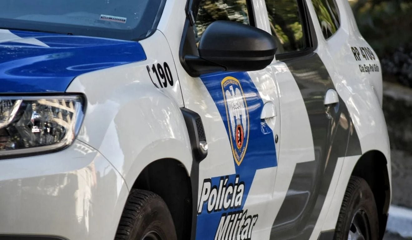 Homem &eacute; preso suspeito de agredir a mulher dentro de casa em Viana