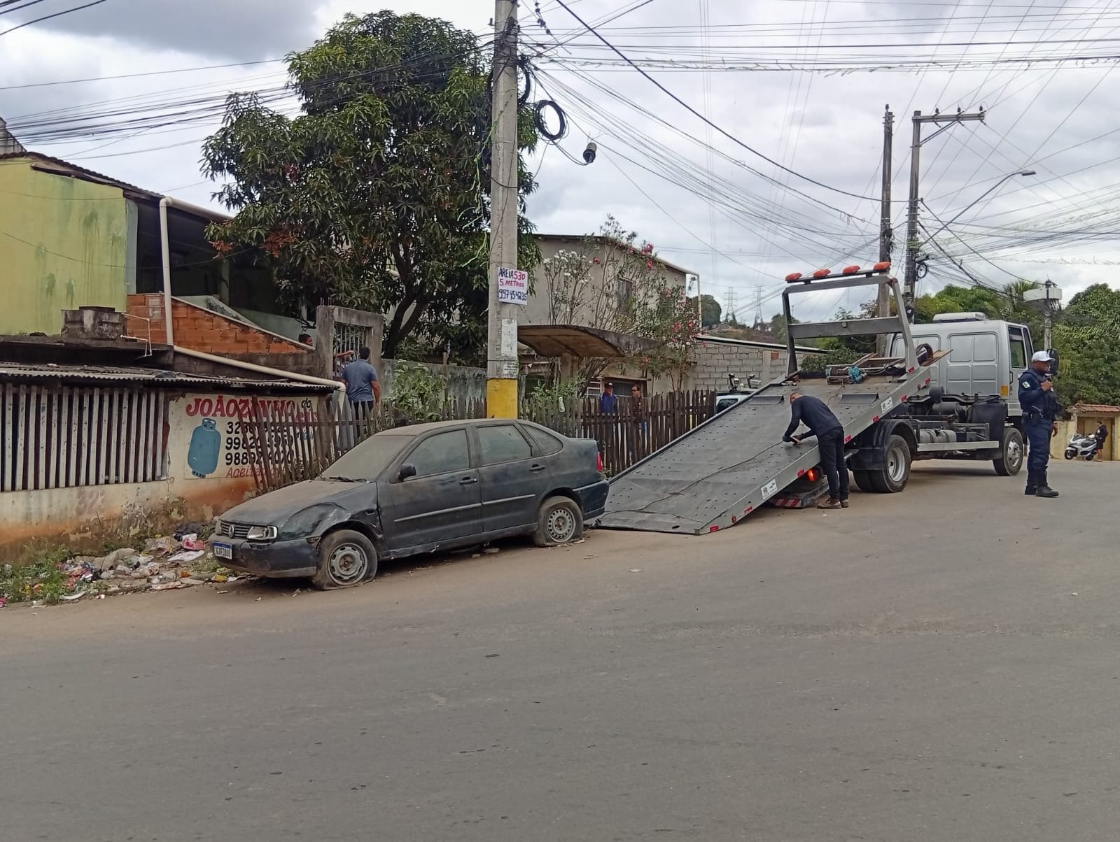 Opera&ccedil;&atilde;o integrada autua oficina e remove ve&iacute;culos abandonados em Flexal I