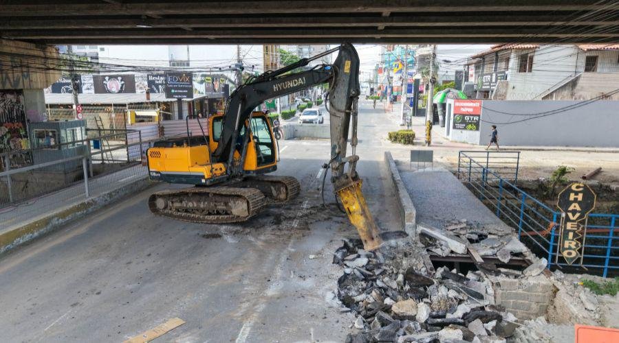 Trecho da Avenida Champagnat est&aacute; interditado ap&oacute;s demoli&ccedil;&atilde;o de ponte