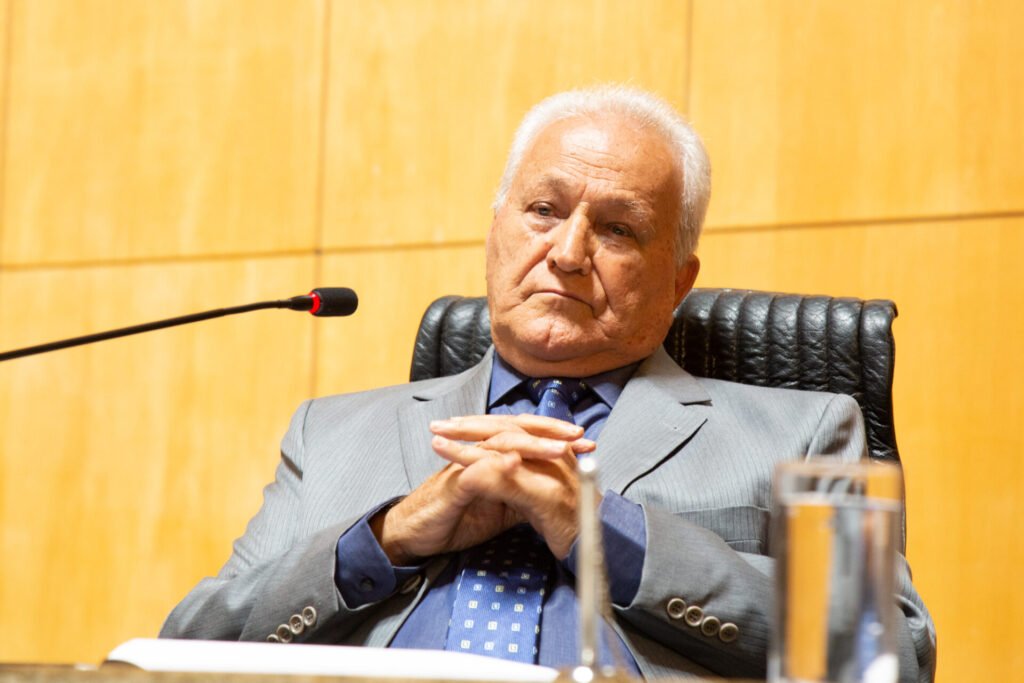 Prefeito de Cachoeiro decreta contingenciamento de R$ 77,1 milh&otilde;es no or&ccedil;amento