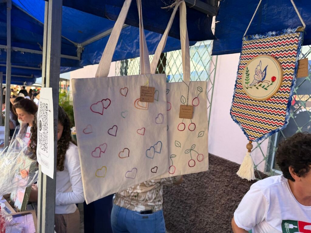 Cole&ccedil;&atilde;o Cora&ccedil;&otilde;es: bolsas das Meninas Bordadeiras de Burarama ser&atilde;o levadas para todo o Brasil