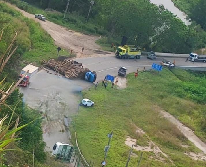 Caminh&atilde;o com toras de eucalipto tomba e bloqueia rodovia no ES