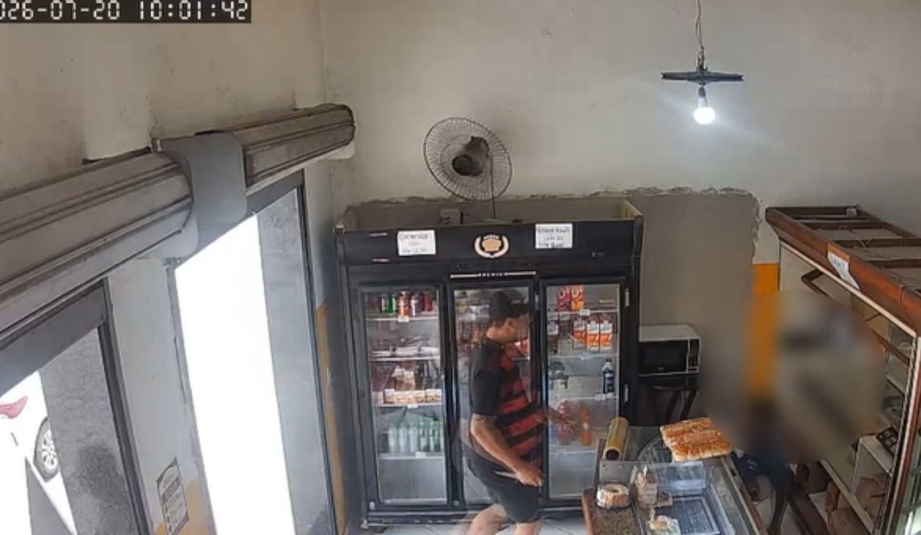 V&Iacute;DEO | Homem morre ap&oacute;s ser perseguido e esfaqueado dentro de padaria em Linhares