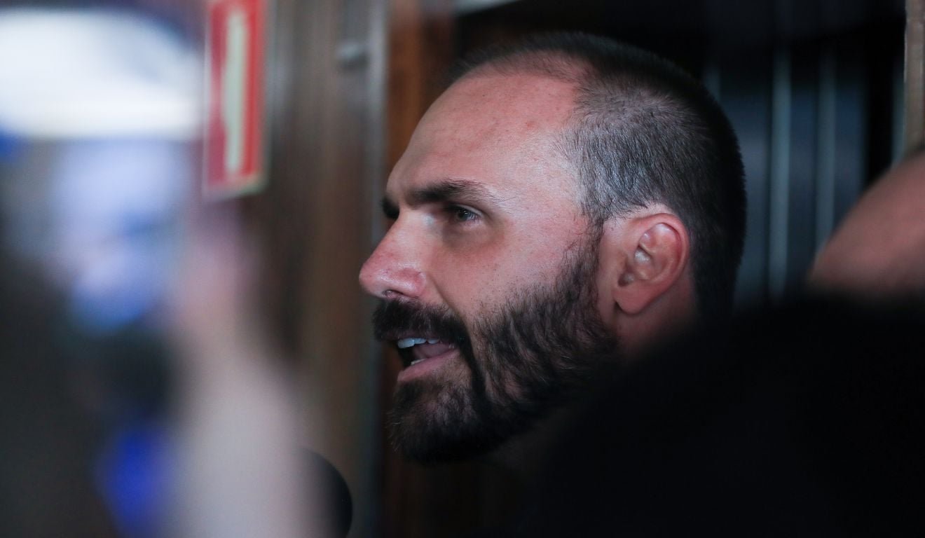 PF encerra processo e decide demitir Eduardo Bolsonaro por abandono de cargo