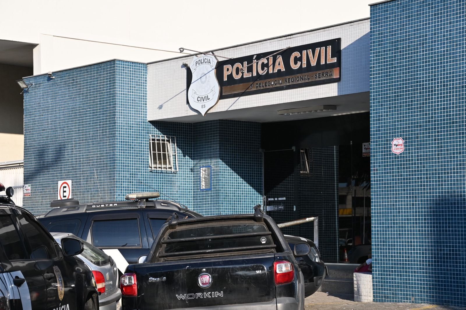 Suspeito foge da PM, &eacute; baleado e acaba preso com 2,5 kg de p&oacute; branco em mochila na Serra