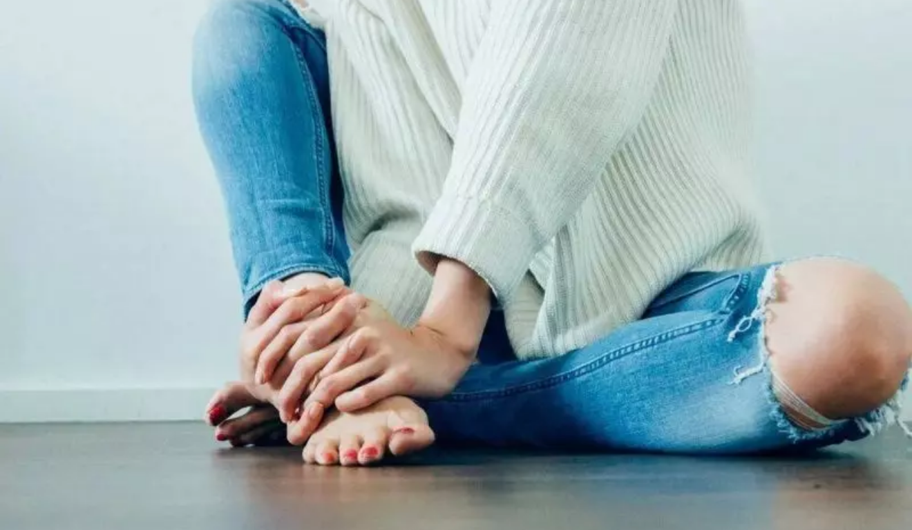 Voc&ecirc; tem m&atilde;os e p&eacute;s gelados? Especialista explica motivo e faz alerta