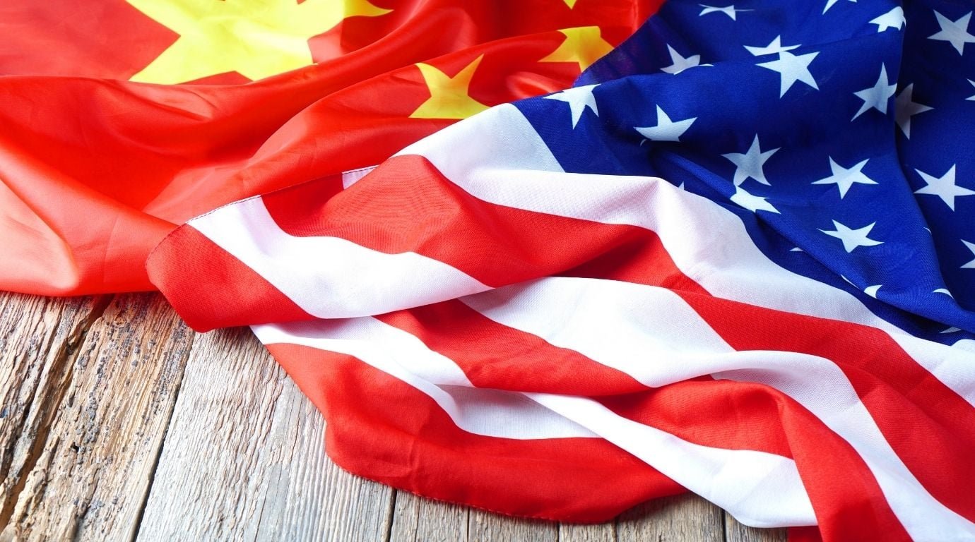 Bandeiras da China e dos Estados Unidos. Foto: Canva