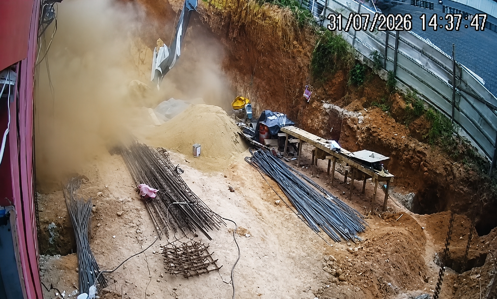 Im&oacute;veis vizinhos seguem interditados ap&oacute;s deslizamento tr&aacute;gico em Cariacica