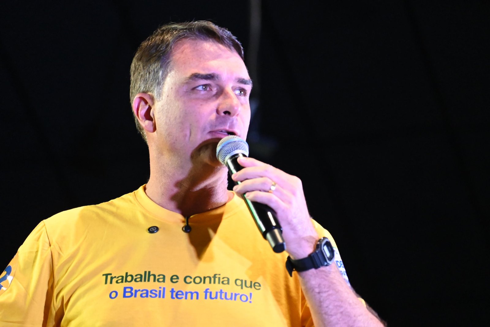 Fl&aacute;vio Bolsonaro promete manter Bolsa Fam&iacute;lia e critica Desenrola em conven&ccedil;&atilde;o do PL