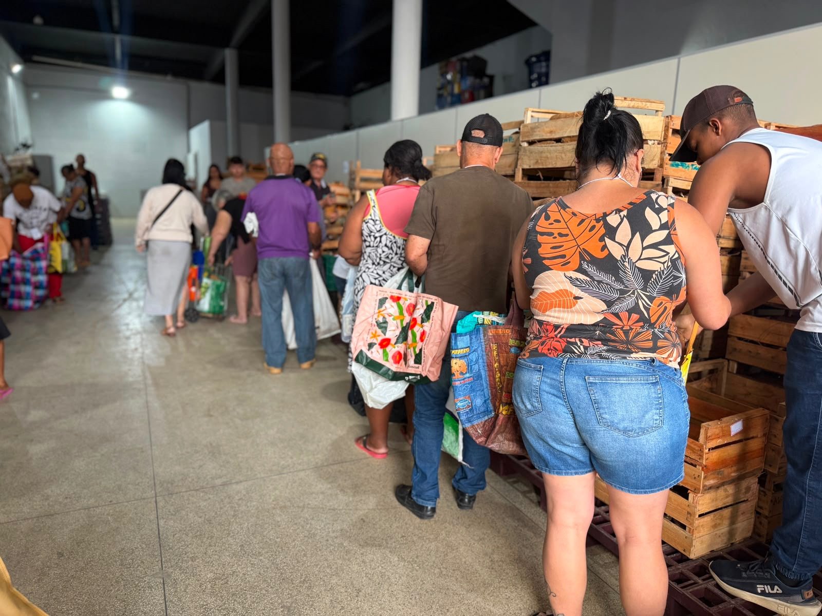 Fam&iacute;lias de Cariacica recebem cestas e orienta&ccedil;&otilde;es durante entrega no Banco de Alimentos
