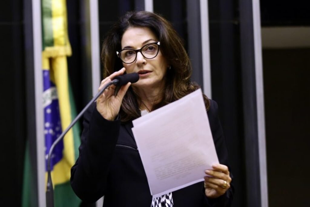 Norma Ayub anuncia desist&ecirc;ncia de pr&eacute;-candidatura a deputada estadual